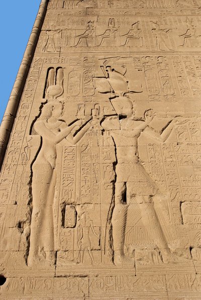 Egyptský starověk: reliéf ze zadní stěny chrámu zasvěcený bohyni Hathor představující Kleopatru a Cesariona. Denderah, Egypt od Egyptian Ptolemaic Period