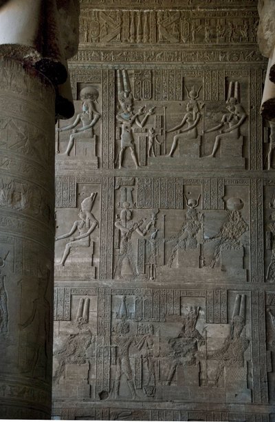 Egyptský starověk: reliéfy uvnitř hypostylové místnosti chrámu zasvěceného Hathoře, Dendera, Egypt od Egyptian Ptolemaic Period