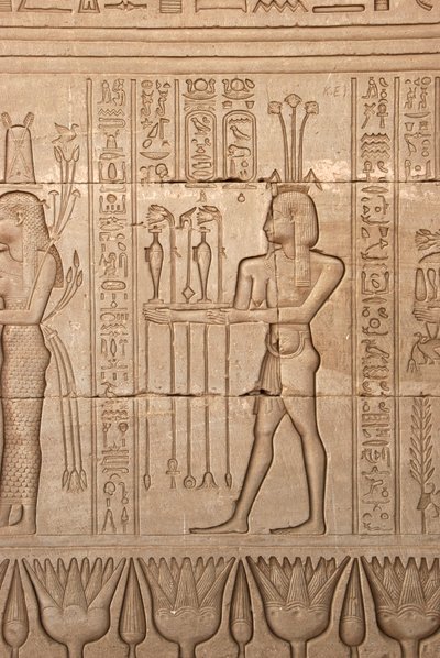 Egyptský starověk: zobrazení muže přinášejícího obětiny jako poctu bohyni, chrám Hathor, Dendera, Egypt od Egyptian Ptolemaic Period