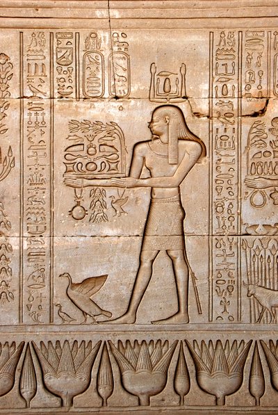 Egyptský starověk: zobrazení muže přinášejícího obětiny bohyni, chrám Hathor, Denderah, Egypt - egyptská civilizace: muž nesoucí obětiny bohyni Hathor, vytesaný na stěně chrámu Hathor (nebo chrámu Tentyra) v Denderah od Egyptian Ptolemaic Period