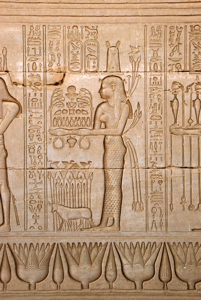 Egyptský starověk: zobrazení ženy přinášející obětiny bohyni, chrám Hathor, Denderah, Egypt - egyptská civilizace: žena přinášející obětiny bohyni Hathor - postava vytesaná na stěně chrámu Hathor (nebo chrámu Tentyry) i od Egyptian Ptolemaic Period