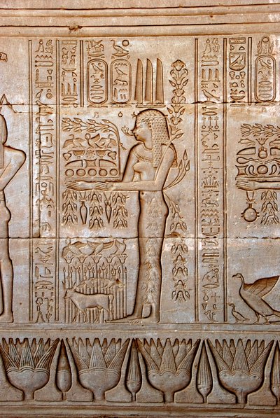 Egyptský starověk: zobrazení mladé ženy přinášející obětiny jako poctu bohyni, chrám Hathor, Dendera, Egypt od Egyptian Ptolemaic Period
