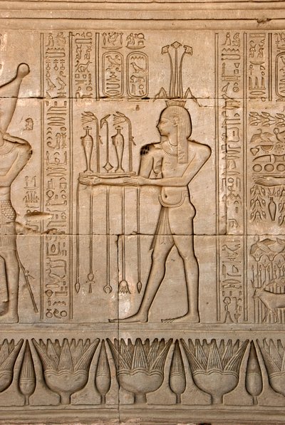 Egyptský starověk: zobrazení boha Nilu, Hapy a hieroglyfů, chrám Hathor, Denderah, Egypt - egyptská civilizace: bůh Nilu Hapy a hieroglyfy vytesané na stěně chrámu Hathor (neboli chrámu Tentyry) v Denderah, od Egyptian Ptolemaic Period