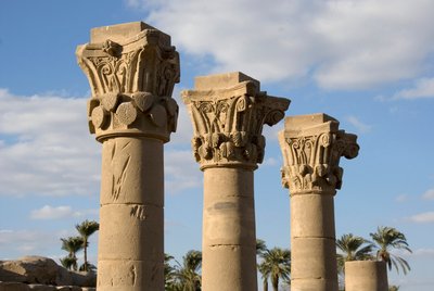 Egyptský starověk: pohled na sloupy kiosku před vchodem do chrámu zasvěceného bohyni Hathor. 81-117 našeho letopočtu. Dendera, Egypt od Egyptian Ptolemaic Period