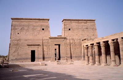 Egyptský starověk: pohled na vchod do chrámu Edfu (Edfu) zasvěceného božskému Horovi a postaveného v letech 237 až 57 před naším letopočtem. Egypt od Egyptian Ptolemaic Period