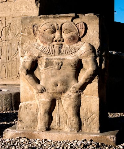 Egyptské starožitnosti: božstvo Bes. Detail nízkého reliéfu chrámu zasvěceného bohyni Hathor. Chrám Hathor, Dendera (Dendera), Egypt od Egyptian Ptolemaic Period