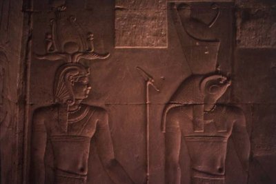 Reliéf zobrazující Ptolemaia XII. (asi 112–51 př. n. l.) a Hora (kámen) od Egyptian Ptolemaic Period