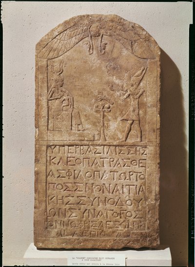 Stéla věnovaná Isis zobrazující Kleopatru VII (69-30 př. n. l.), jak obětuje Isis kojící svého syna Hora, 51 př. n. l. (vápenec) od Egyptian Ptolemaic Period
