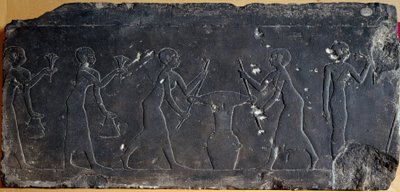 Egyptská antika: vápencová deska s nízkým reliéfem představující lisování lotosových květů, 8. až 7. století př. n. l. (reliéf) od Egyptian School