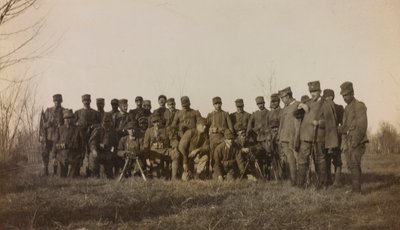 Album první světové války ve Friuli-Venezia Giulia: skupinový portrét vojáků pěchoty 112.mo se dvěma kulomety poblíž River Tower od Elena Bianconcini