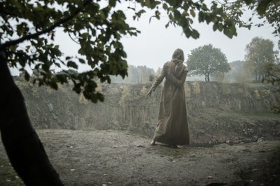 Sofia at the cliffs, 2016 (sítotisk) od Elinleticia Högabo