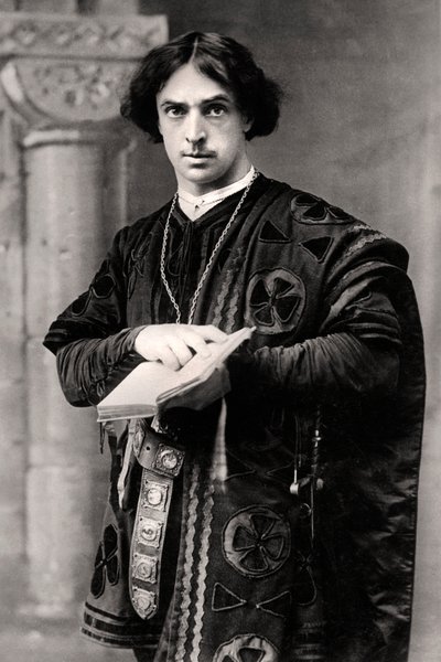 John Martin Harvey 1863-1944, anglický herec, 1907. od Ellis and Walery