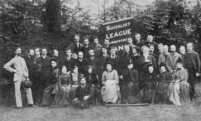William Morris a Hammersmith Socialist League, kolem roku 1885 (černobílá fotografie) od Emery Walker