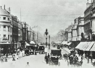 252-260 Regent Street, Westminster LB: pohled na sever k Oxford Circus, 1890 od English Photographer