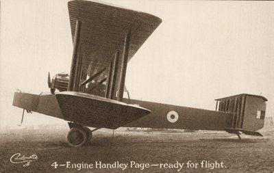 4motorové letadlo Handley Page, připravené k letu (černobílá fotografie) od English Photographer