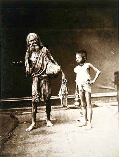 Fakír a jeho asistent, Indie, kolem roku 1880 (tisk alba) od English Photographer