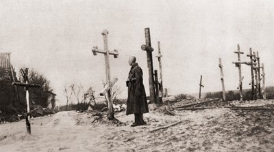 Ruský voják u hrobu spolubojovníka během první světové války, z The Illustrated War News, 1915 od English Photographer