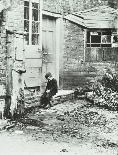 Chlapec ve Frogmore, Londýn, 1888 od English Photographer