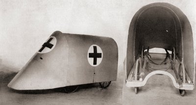 Neprůstřelný kryt nosítek pro záchranu raněných a nosičů nosítek mezi zákopy během první světové války, z The Illustrated War News, 1915 od English Photographer