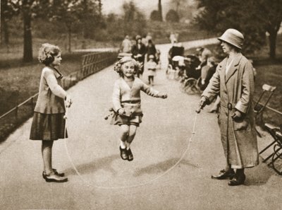 Dívka přeskakující v Hyde Parku nebo Kensington Gardens, z nádherného Londýna, vydáno 1926-27 (hlubotisk) od English Photographer