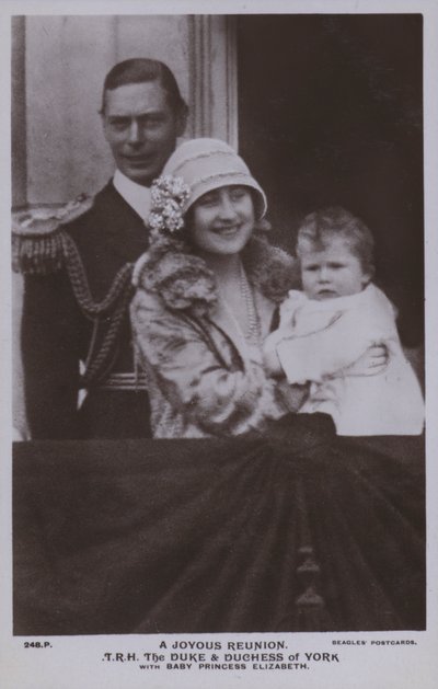 Radostné shledání, TRH vévoda a vévodkyně z Yorku s malou princeznou Elizabeth (č/b foto) od English Photographer