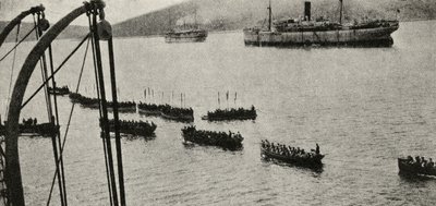 Vyloďovací jednotka opouštějící transporty na břeh během tažení na Gallipoli, z „Velké války: Historie“, svazek III, 1916 od English Photographer