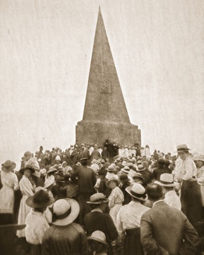 Malebný starý zvyk v St. Ives: The Old Hundredth at the John Knill Obelisk, from The Illustrated War News, 2. srpna 1916 (sépiová fotografie) od English Photographer