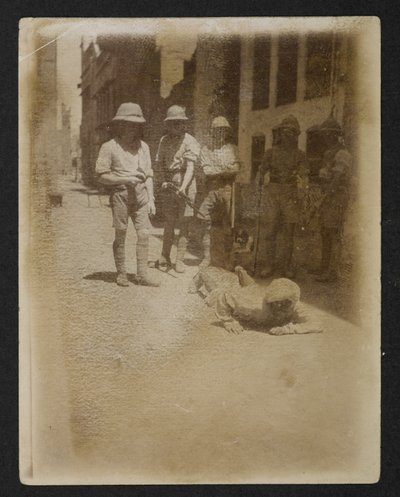 Vězeň pod ozbrojenou stráží v zahradě Ram Bagh, z Views of Amritsar, včetně následků nepokojů od English Photographer