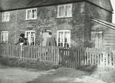 Venkovská scéna v oblasti Wandsworth se starším párem v zahradě chaty, Londýn, 1895 od English Photographer