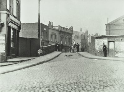 Bílý kůň cestuje po Rhodeswell Road směrem k Old Victory Bridge, 1895 od English Photographer