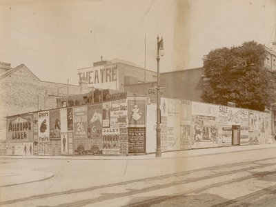 Reklamy na rohu Latchmere Road a Lavender Hill, Wandsworth, Londýn od English Photographer