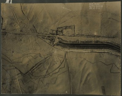 Letecký snímek se zákopy z první světové války, 1917 od English Photographer