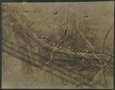 Letecká fotografie se zákopy z první světové války, 1918 od English Photographer