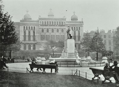 Alhambra, Leicester Square, Westminster LB: východní strana, 1895 od English Photographer