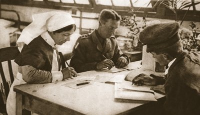 Australané a odvod: Jak probíhá australské hlasování v londýnské nemocnici, ilustrace z The Illustrated War News, 25. října 1916 (sépiová fotografie) od English Photographer