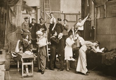 Behind the Scenes: Preparing for Amateur Theatres, Handforth, ilustrace z německých vězňů ve Velké Británii (hlubotisk) od English Photographer