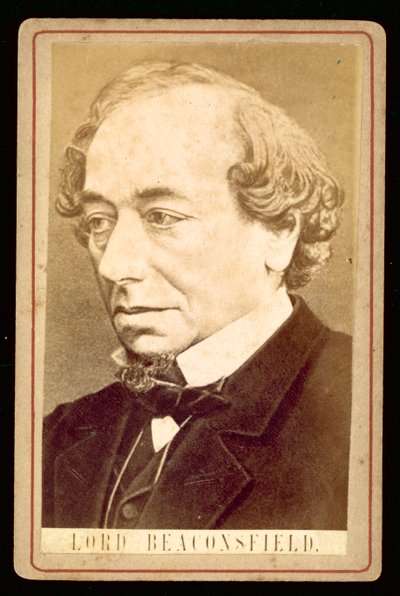 Benjamin Disraeli, Lord Beaconsfield, portrét (č/b foto) od English Photographer