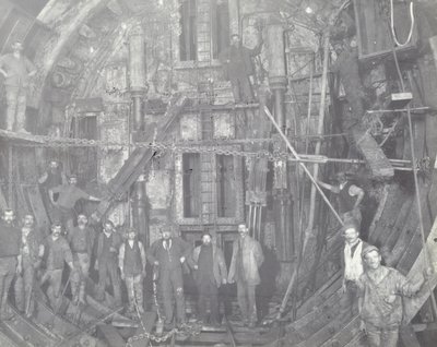 Blackwall Tunnel: skupina dělníků stojí ve vzduchové komoře, 1894 od English Photographer