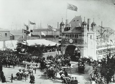 Blackwall Tunnel: koňské povozy projíždějí vstupním slavnostním otevřením tunelu, 1897 od English Photographer