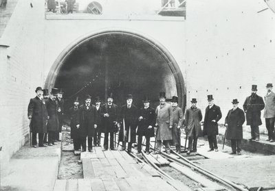 Blackwall Tunnel: kontrola podvodné části hodnostáři, 1895 od English Photographer