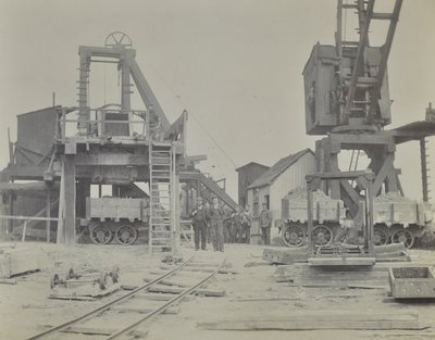 Blackwall tunel: šachta a dělníci při stavbě tunelu, 1893 od English Photographer