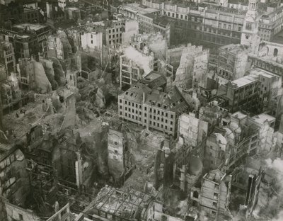 Obrázek poškození bombou z vrcholu katedrály St Pauls od English Photographer