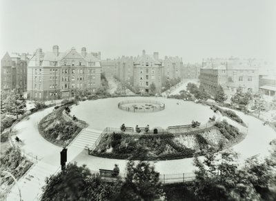 Boundary Estate: Arnold Circus, pohled na veřejné zahrady a byty, Londýn od English Photographer