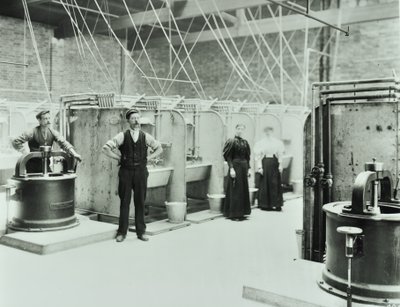 Boundary Street: interiér prádelny, lidé pracující se stroji, Londýn, 1897 od English Photographer