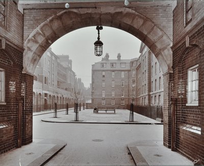 Bourne Estate: Kirkeby Buildings, Londýn od English Photographer