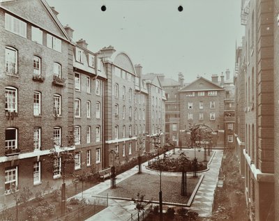 Bourne Estate: formální zahrada ve vnitrobloku, Londýn od English Photographer