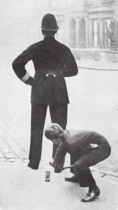 Chlapec si dělá legraci z policisty (čb fotografie) od English Photographer