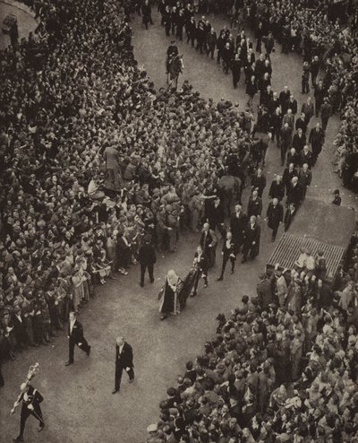 Britannian pääministeri Winston Churchill ja hänen kabinettinsa kävelemässä Pyhän Margaretin kirkolle Westminsterissä kiitospalvelukseen natsi-Saksan hyökkäyksen uhalta vapautumisesta, 8. toukokuuta 1945 (m/v kuva) od English Photographer