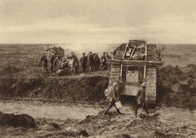 Britská tanková eskadra míjela dělostřelecké pozice u Graincourtu na cestě k útoku na Bourlon Wood, bitva u Cambrai, Francie, první světová válka, listopad 1917 (černobílé foto) od English Photographer