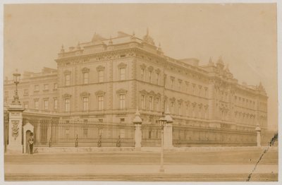 Buckinghamský palác, 1876 od English Photographer